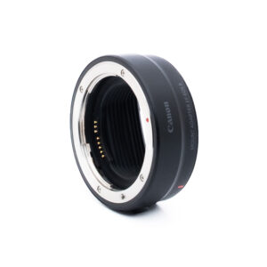 Canon Mount Adapter EF-EOS R, kuvassa elektroniset koskettimet ja sisäpiippu näkyvissä. Sovitin on musta, siinä on hopeinen metallirengas ja Canon-brändi sivulla.