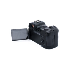 Canon R6 3546-3 Digitaalikamera, jossa on ulos käännettävä nestekidenäyttö, näkyy valkoisella pohjalla takaa ja hieman sivulta katsottuna, ja siinä on erilaisia painikkeita ja säätimiä.