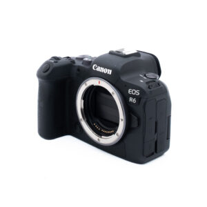 Canon R6 3546-4 Musta Canon EOS R6 -peilittömän kameran runko ilman kiinnitettyä objektiivia, jossa näkyy objektiivin kiinnitys ja useita ohjauspainikkeita valkoisella taustalla.