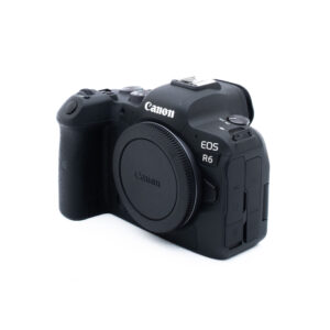 Canon R6 3546-5 Musta Canon EOS R6 -digitaalikameran runko näkyy valkoisella pohjalla vasemmalta edestä katsottuna. Objektiivia ei ole kiinnitetty, ja kameran portit ja painikkeet ovat näkyvissä.
