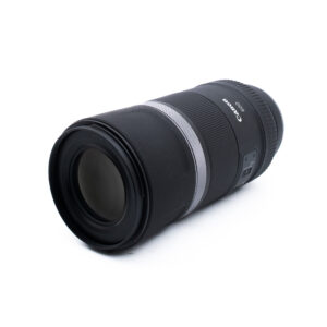 Canon RF 600mm-2-2 Musta Canon-kameran objektiivi, jossa on kuvioitu kahva, hopeinen aksenttirengas, merkittyjä säätimiä ja suuri etulasielementti, kuvattuna valkoisella taustalla.