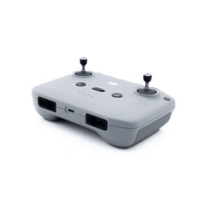 DJI Mini 2 SE-2 Harmaa DJI:n lennokin kauko-ohjain, jossa on kaksi ohjaussauvaa, useita painikkeita ja USB-C-latausportti, kuvattuna valkoisella taustalla.