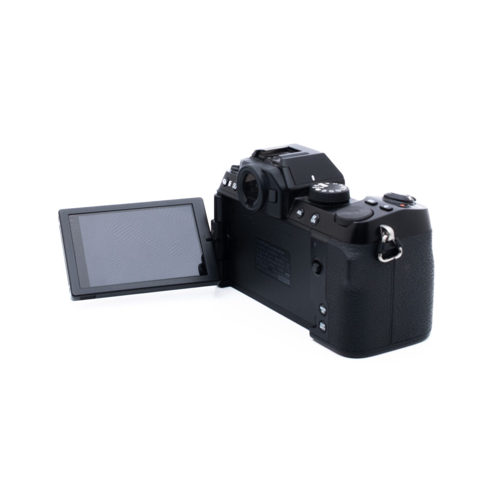 Fuji X-S10-3-3 Valkoisella taustalla näkyy musta digitaalikamera, jossa on ulos käännettävä LCD-näyttö. Näyttö on ulotettu kameran rungon vasemmalle puolelle.