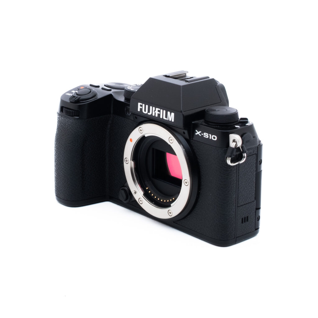 Fuji X-S10-4-3 Musta Fujifilm X-S10 -peilittömän digitaalikameran runko ilman objektiivia, jossa näkyy kameran kenno ja erilaisia ohjauspainikkeita valkoisella pohjalla.