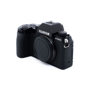Fuji X-S10-5-3 Musta Fujifilm X-S10 -digitaalikameran runko näkyy valkoisella pohjalla, ja se on suunnattu siten, että kahva, säätimet ja objektiivin kiinnitys näkyvät ilman kiinnitettyä objektiivia.