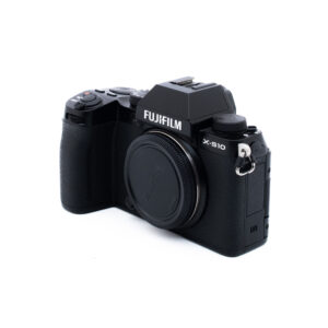 Fuji X-S10-5-3 Musta Fujifilm X-S10 -digitaalikameran runko näkyy valkoisella pohjalla, ja se on suunnattu siten, että kahva, säätimet ja objektiivin kiinnitys näkyvät ilman kiinnitettyä objektiivia.