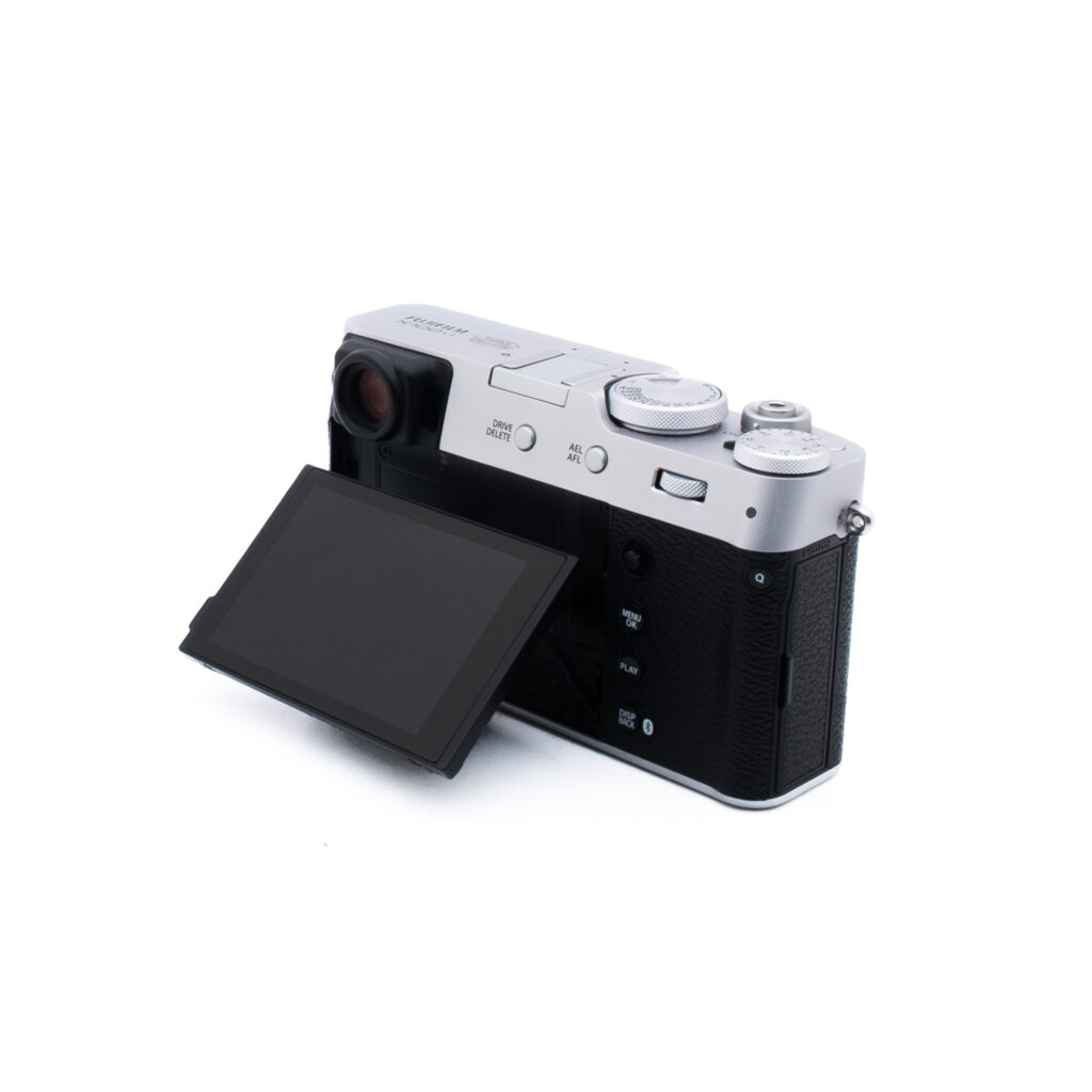 Fuji X100VI-3-3 Hopeanmusta digitaalikamera takaa, jossa on ulos käännetty LCD-näyttö ja erilaisia ohjauspainikkeita ja valitsimia ylä- ja takapaneelissa.