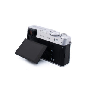 Fuji X100VI-3-3 Hopeanmusta digitaalikamera takaa, jossa on ulos käännetty LCD-näyttö ja erilaisia ohjauspainikkeita ja valitsimia ylä- ja takapaneelissa.