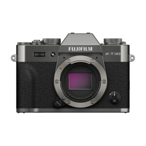 FujiX-T30IIIHarmaa1 Fujifilm X-T30 III Body Harmaa (Charcoal Silver) -peilittömän kameran etukuva, jossa näkyy valotettu kenno ja Fujifilm-brändinimi objektiivin kiinnikkeen yläpuolella.