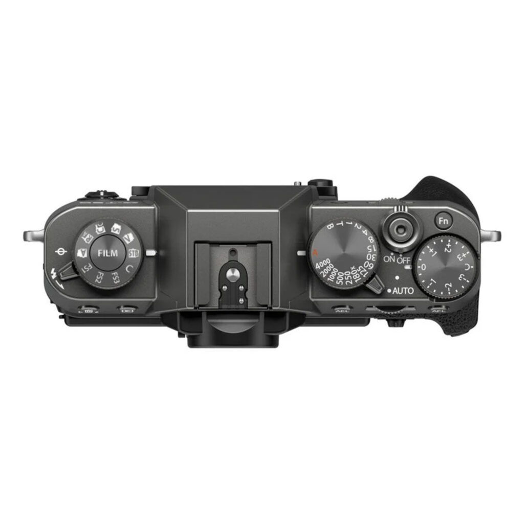 FujiX-T30IIIHarmaa2 Fujifilm X-T30 III -rungon yläkuvassa Harmaa näyttää säätöpyörät elokuvasimulointia, suljinnopeutta ja valotuksen kompensaatiota varten sekä oikealla olevan kuvioidun päälle/pois-kytkinpidikkeen.
