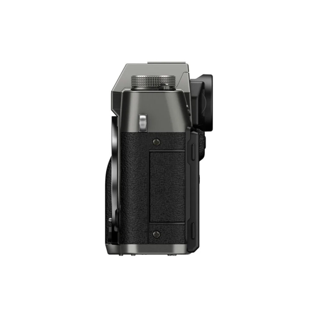 FujiX-T30IIIHarmaa5 Fujifilm X-T30 III Body Harmaa (Charcoal Silver) sivukuva, jossa on kuvioitu kahva, ohjauspainikkeet ja osittain näkyvä objektiivi vasemmalla. Hopean ja mustan värinen kamera näkyy valkoista taustaa vasten.