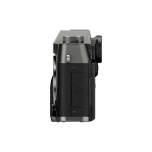 FujiX-T30IIIHarmaa5 Fujifilm X-T30 III Body Harmaa (Charcoal Silver) sivukuva, jossa on kuvioitu kahva, ohjauspainikkeet ja osittain näkyvä objektiivi vasemmalla. Hopean ja mustan värinen kamera näkyy valkoista taustaa vasten.