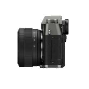 FujiX-T30IIIHarmaaLinssi3 Fujifilm X-T30 III + XC 13-33mm f/3.5-6.3 OIS (harmaa) näytetään sivulta, ja siinä on suuri objektiivi, kompakti kuvioitu runko sekä useita painikkeita ja valitsimia, kaikki valkoista taustaa vasten.