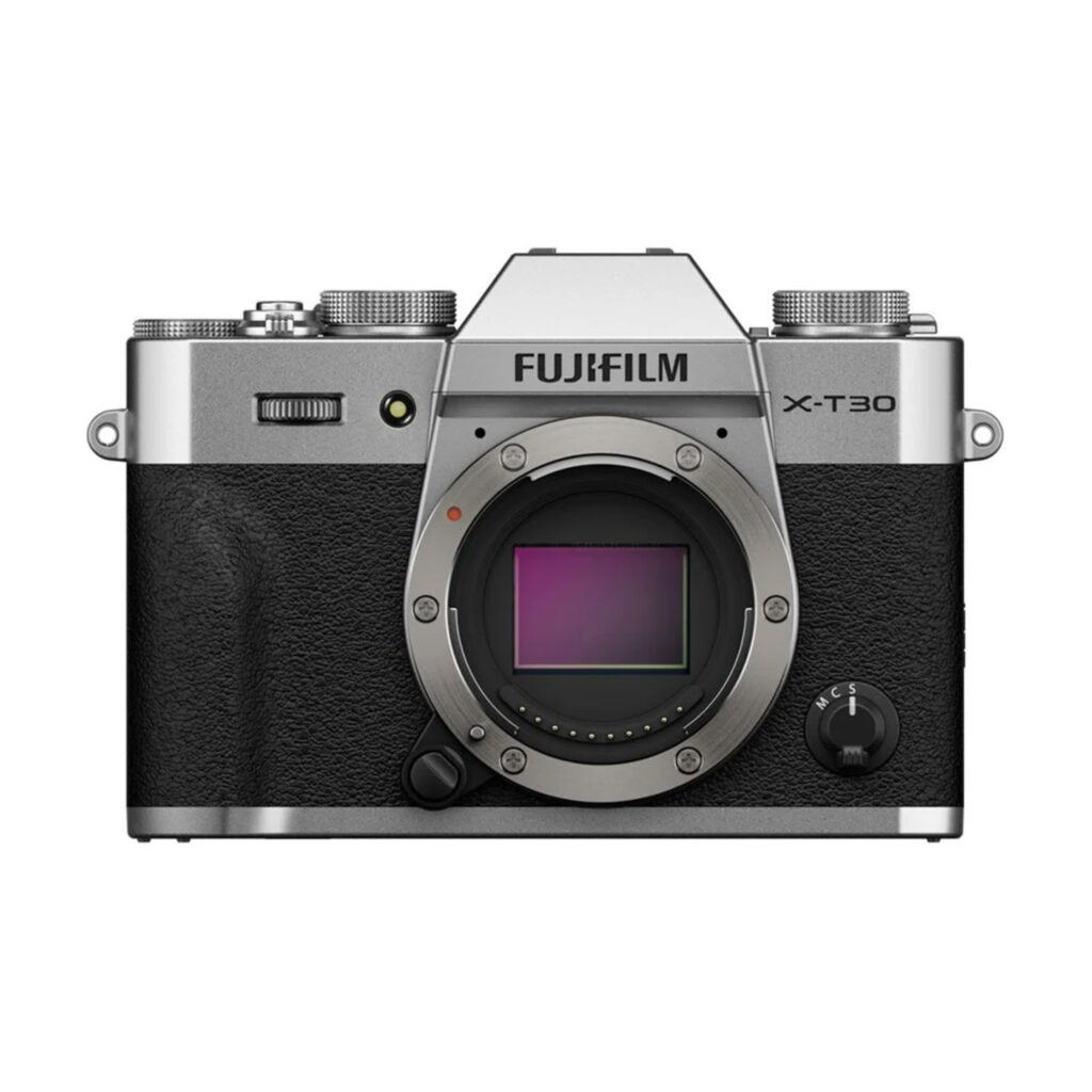 FujiX-T30IIIHopea Fujifilm X-T30 III Body Hopea -rungon etukuva hopean ja mustan värisenä, jossa näkyvät objektiivin kiinnitys, kenno sekä ohjauspainikkeet ja säätimet.