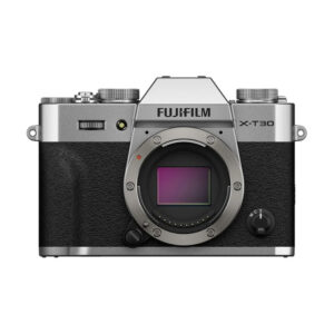 FujiX-T30IIIHopea Fujifilm X-T30 III Body Hopea -rungon etukuva hopean ja mustan värisenä, jossa näkyvät objektiivin kiinnitys, kenno sekä ohjauspainikkeet ja säätimet.