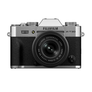 FujiX-T30IIIHopea1 Hopeinen Fujifilm X-T30 III -digitaalikamera, jossa on XC 13-33mm f/3.5-6.3 OIS -objektiivi, edestä katsottuna valkoista taustaa vasten.