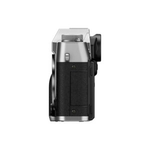 FujiX-T30IIIHopea2 Fujifilm X-T30 III Body Hopea -digitaalikameran sivukuva hopeanvärisenä ja mustana, jossa on kuvioitu kahva, painikkeet ja näkyvä objektiivin kiinnitys vasemmalla puolella, valkoista taustaa vasten.