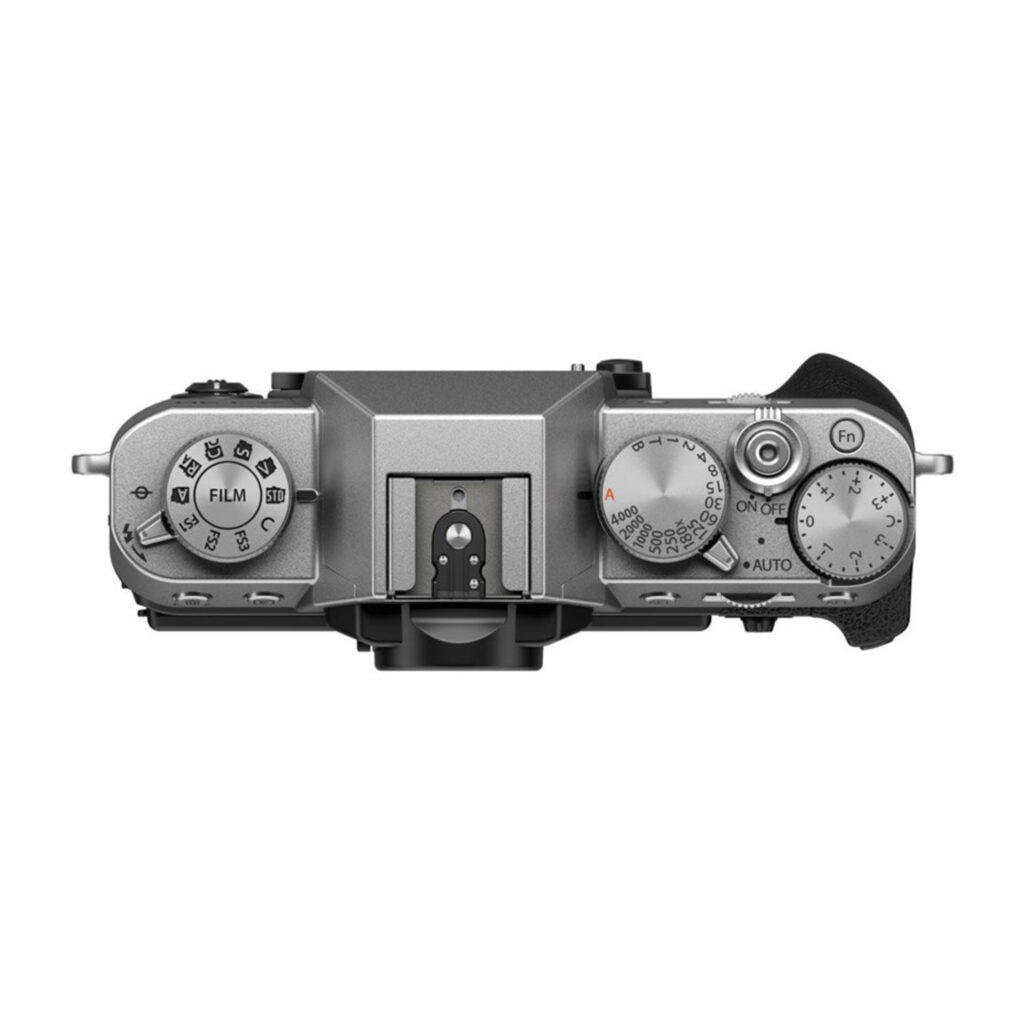 FujiX-T30IIIHopea4 Fujifilm X-T30 III Body Hopea -rungon ylhäältä katsottuna näkyy hopeiset valintakiekot elokuvasimulointia, suljinnopeutta, valotuksen kompensaatiota ja muita säätimiä varten, keskellä oleva kuumakenkäkiinnitys ja oikealla puolella oleva kuvioitu kahva.