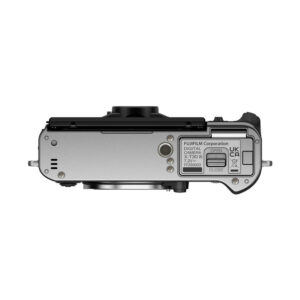 FujiX-T30IIIHopea5 Fujifilm X-T30 III Body Hopea -digitaalikameran hopeanvärinen ylhäältä alas -kuva, jossa näkyy akkulokero, tarrat ja osa objektiivista.