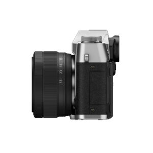 FujiX-T30IIIHopealinssi2 Fujifilm X-T30 III + XC 13-33mm f/3.5-6.3 OIS (hopea) sivukuva Fujifilm X-T30 III + XC 13-33mm f/3.5-6.3 OIS (hopea), jossa on suuri musta objektiivi, kuvioitu kahva, säätöpyörät ja sivunäyttö valkoista taustaa vasten.