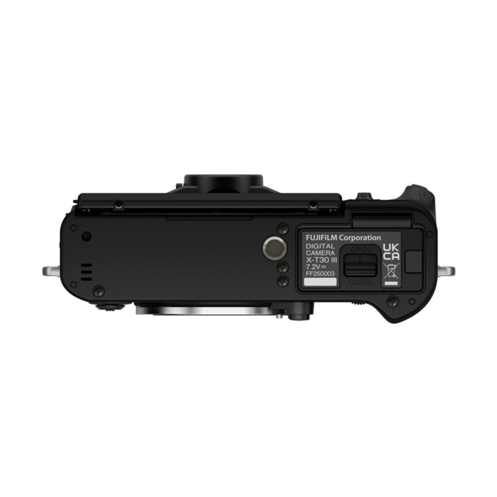 FujiX-T30IIIMusta2 Kuvassa on Fujifilm X-T30 III Body Musta -rungon alakuva. Näkyvissä ovat tuoteseloste, akkulokero, jalustakiinnike, useita ruuveja ja objektiivin kiinnike, joka työntyy hieman ulos keskeltä.