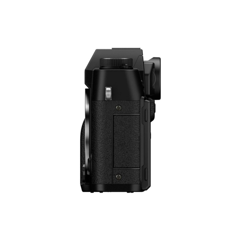 FujiX-T30IIIMusta3 Mustan Fujifilm X-T30 III Body Musta -digitaalikameran sivukuva, jossa näkyy kuvioitu kahva, ohjauspainikkeet ja suljettu lokeron luukku valkoista taustaa vasten.
