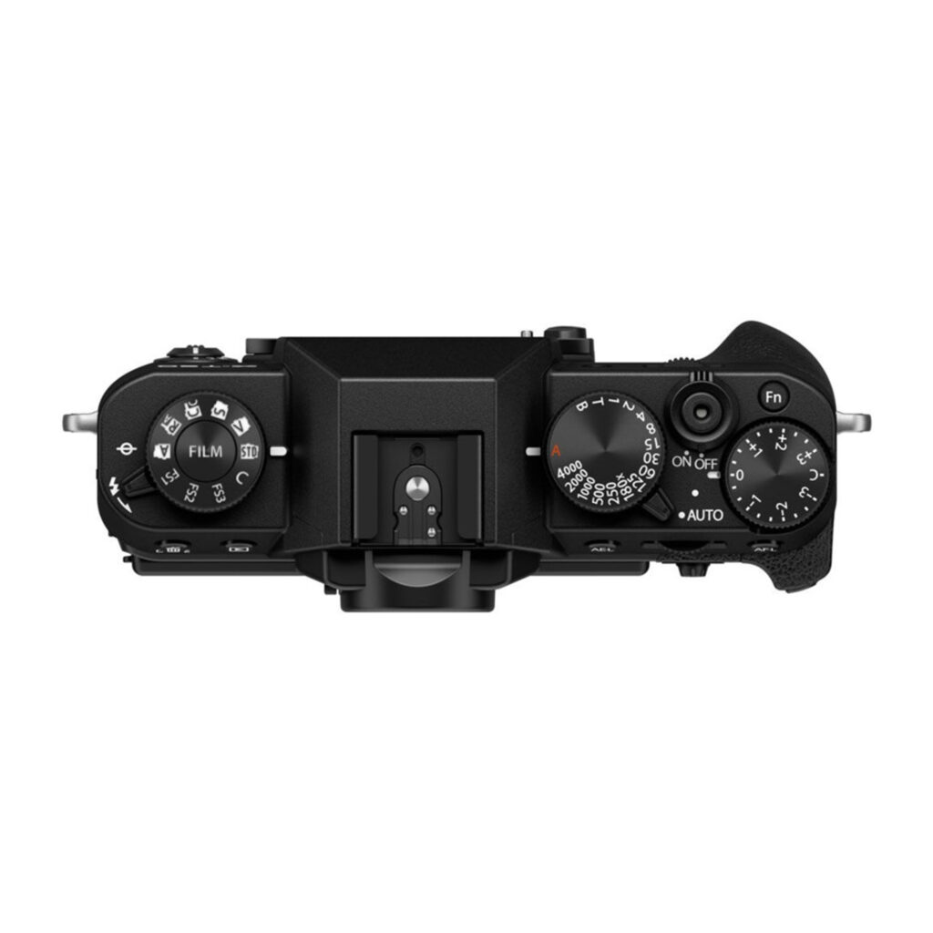FujiX-T30IIIMusta4 Fujifilm X-T30 III Body Musta ylhäältä, jossa on musta viimeistely, toimintatilan, suljinnopeuden ja ISO-arvon säätimet, keskellä oleva kuumakenkäkiinnitys ja kuvioitu oikeanpuoleinen kahva.