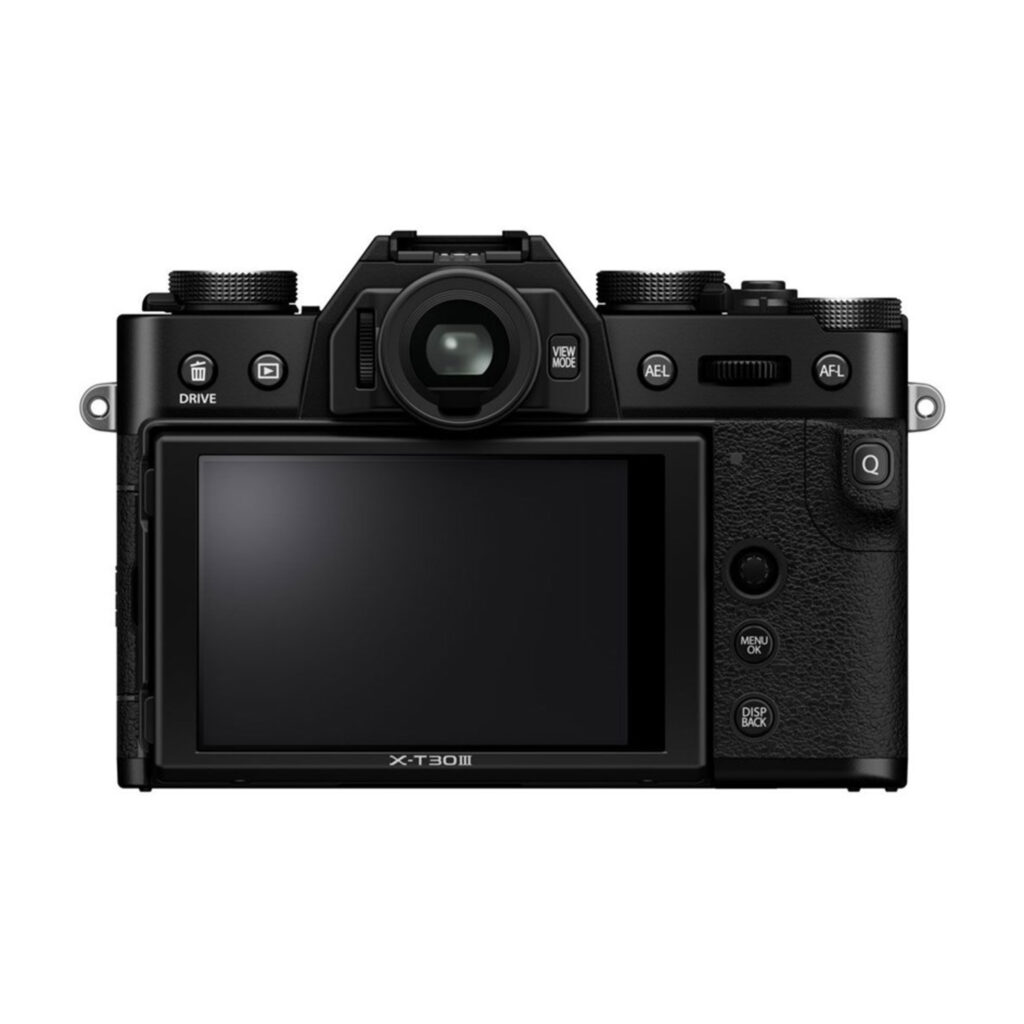 FujiX-T30IIIMusta5 Fujifilm X-T30 III Body Musta musta digitaalikamera, jossa on suuri LCD-näyttö, erilaisia ohjauspainikkeita, valintakiekkoja ja ylhäältä keskelle sijoitettu etsin. Malli on merkitty näytön alaosaan.