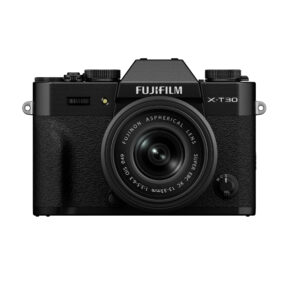 FujiX-T30IIIMustaLinssi1 Musta Fujifilm X-T30 III -peilitön digitaalikamera, jossa on XC 13-33mm f/3.5-6.3 OIS -objektiivi, edestä kuvattuna valkoista taustaa vasten.