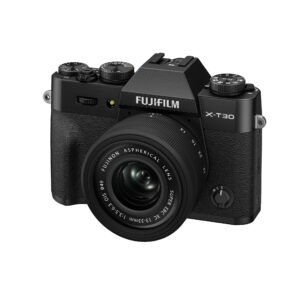 FujiX-T30IIIMustaLinssi2 Musta Fujifilm X-T30 III -digitaalikamera, jossa on XC 13-33mm f/3.5-6.3 OIS -objektiivi, kuvattuna eteenpäin valkoisella taustalla.