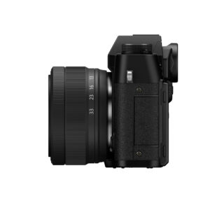 FujiX-T30IIIMustaLinssi3 Fujifilm X-T30 III + XC 13-33mm f/3.5-6.3 OIS, musta näkyy sivulta valkoisella pohjalla, jossa korostuvat sen suuri objektiivi, kuvioitu kahva ja näkyvät säätimet.