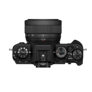 FujiX-T30IIIMustaLinssi4 Fujifilm X-T30 III + XC 13-33mm f/3.5-6.3 OIS, musta, ylhäältä katsottuna, jossa on valintakiekot suljinnopeudelle, valotuksen kompensoinnille ja kuvaustiloille, objektiivi polttovälin merkinnöillä ja kuvioitu oikeanpuoleinen kahva.