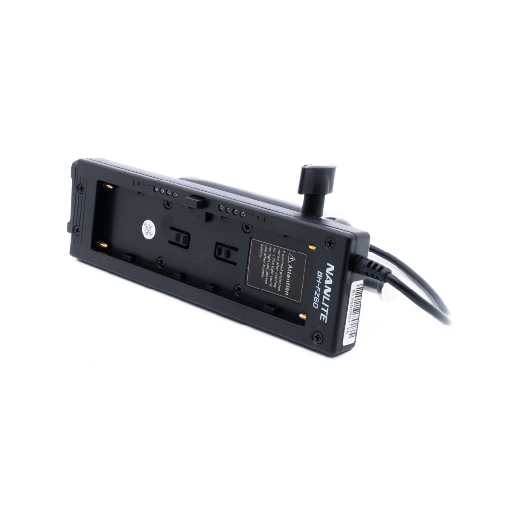 Nanlite BH-FZ60-2 Musta Anylite DYN-160S V-mount -akkulevy, johon on kiinnitetty virtajohto, takaa katsottuna, jossa näkyy liitäntäpisteet ja tarrat valkoista taustaa vasten.