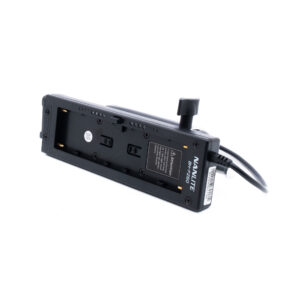 Nanlite BH-FZ60-2 Musta Anylite DYN-160S V-mount -akkulevy, johon on kiinnitetty virtajohto, takaa katsottuna, jossa näkyy liitäntäpisteet ja tarrat valkoista taustaa vasten.