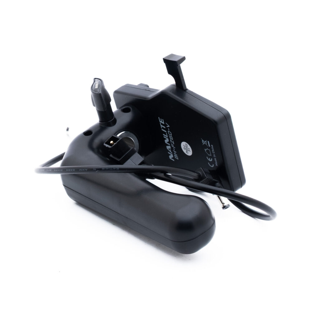 Nanlite BH-FZ60-V-1 Musta Nanlite-paristokahva, johon on kiinnitetty kierrejohto, valkoisella pohjalla. Laitteessa on suorakulmainen osa ja ergonominen kahva.