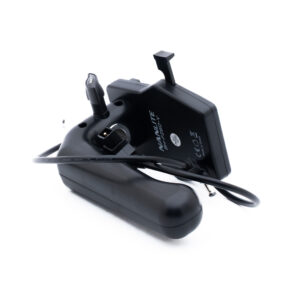 Nanlite BH-FZ60-V-1 Musta Nanlite-paristokahva, johon on kiinnitetty kierrejohto, valkoisella pohjalla. Laitteessa on suorakulmainen osa ja ergonominen kahva.