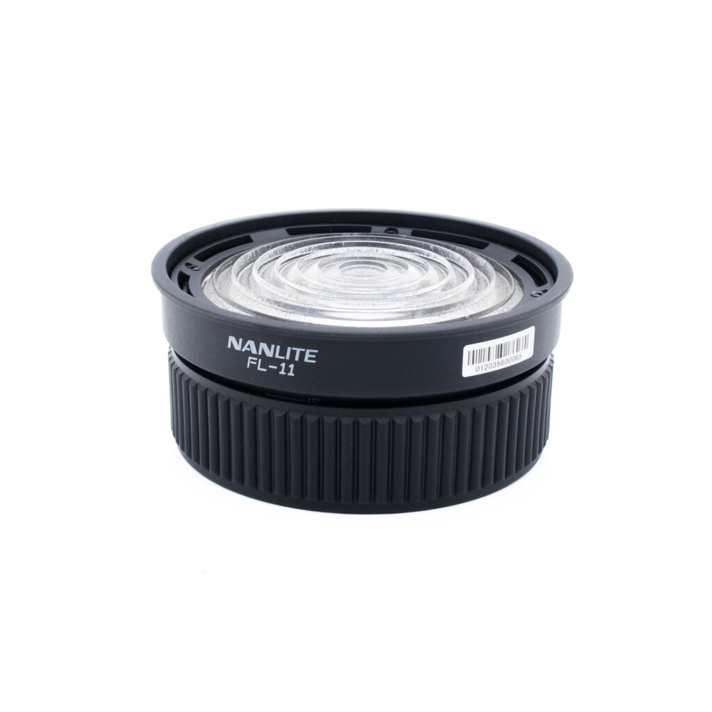 Nanlite FL-11-2 Musta Nanlite FL-11 Fresnel-linssin lisävaruste, jossa on harjattu pohja ja kirkas lasikeskus, kuvassa valkoisella pohjalla.