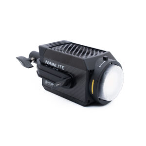Nanlite Forza 60B-1-2 Musta Nanlite Forza 60C LED-studiovalaisin, jossa on tuuletettu kotelo, merkityt säätimet ja suojakansi etulinssin päällä valkoisella pohjalla.
