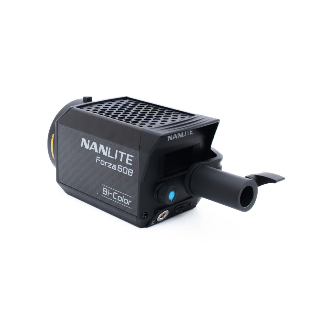 Nanlite Forza 60B-2-2 Nanlite Forza 60B Bi-Color LED-studiovalaisin valkoisella pohjalla, jossa on musta, suorakulmainen runko, tuuletusritilät ja sylinterinmuotoinen kiinnike.