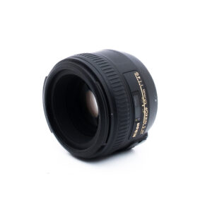 Nikon 50mm f14 G-2-3 Nikon AF-S NIKKOR 50mm f/1.8G -kameran objektiivi näkyy valkoista taustaa vasten, ja se on suunnattu niin, että etulasi ja sivumerkintä näkyvät.