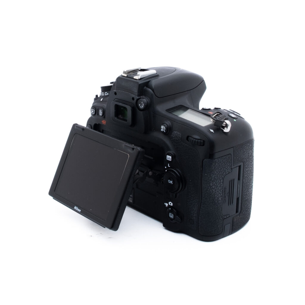 Nikon D750 5512-3 Musta DSLR-kamera, jossa on ulosvedetty LCD-näyttö, jossa näkyy takanäkymä, jossa on erilaisia ohjauspainikkeita ja kuvioitu kahva, valkoisella pohjalla.