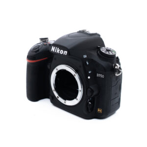Nikon D750 5512-4 Nikon D750 DSLR-kameran runko ilman objektiivia, kuvattuna pienessä kulmassa valkoisella taustalla. Kameran painikkeet, kahva ja tuotemerkki näkyvät selvästi.
