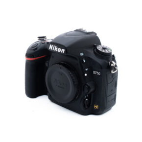 Nikon D750 5512-5 Musta Nikon D750 DSLR -kameran runko, jossa on objektiivin suojus, hieman vasemmalle kallistettu, ja jossa on erilaisia painikkeita ja valitsimia valkoisella taustalla.