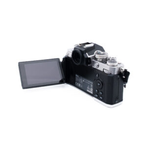 Nikon Z fc-3 Nikon Z fc (SC 6500) - Käytetty on digitaalikamera, jossa on vasemmalle ulosvedettävä LCD-näyttö, joka paljastaa takasäätimet, etsimen ja sen tyylikkään mustan ja hopeanvärisen rungon, jossa on näkyvät säätimet ja painikkeet.
