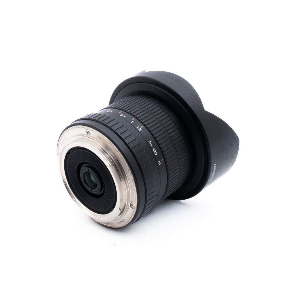 Samyang 8mm f35 UMC-1-2 Laajakulmakameran objektiivi, jossa on metallinen kiinnitys ja musta kuminen kahva, kulmassa valkoista taustaa vasten.