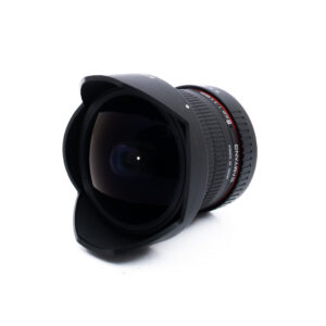 Samyang 8mm f35 UMC-2-2 Laajakulmakameran objektiivi, jossa on suuri, kaareva etuelementti ja terälehden muotoinen linssinsuojus, kuvattuna valkoisella taustalla.