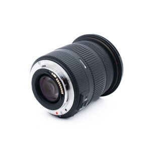 Sigma 17-50mm f28 EX DC OS HSM Canon-1-2 Musta kameran objektiivi, jossa on kuvioitu kahva ja metallinen kiinnitysrengas, on sijoitettu valkoiselle taustalle, ja siinä näkyvät takaelementti ja elektroniset koskettimet.