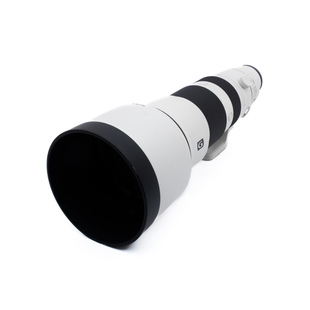Sony 400-800-3-2 Suuri, valkoinen telekameran objektiivi, jossa on musta etureuna, valkoisella taustalla. Objektiivissa on jalustakiinnitys ja tarkennusrengas lähellä sen keskiosaa.