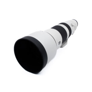 Sony 400-800-3-2 Suuri, valkoinen telekameran objektiivi, jossa on musta etureuna, valkoisella taustalla. Objektiivissa on jalustakiinnitys ja tarkennusrengas lähellä sen keskiosaa.
