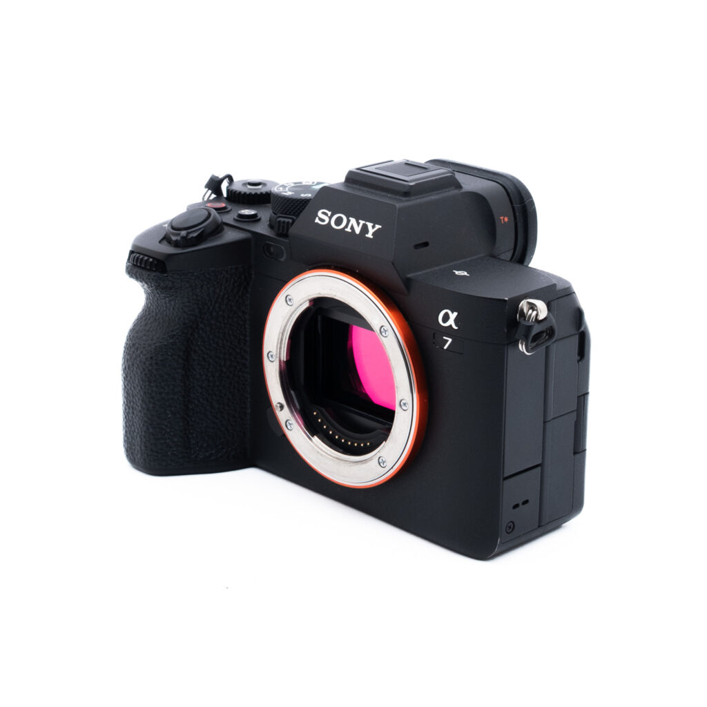 Sony A7 IV 3766-4 Musta Sony Alpha 7 -peilittömän digitaalikameran runko ilman objektiivia, jossa näkyy kenno ja objektiivin kiinnitys valkoista taustaa vasten.